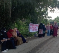 Angkutan Batu Bara Rusak Jalan, Ikatan Mahasiswa Peranap-Pekanbaru Minta Tolong Gubri Syamsuar