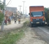 Truk Batubara Biang Kerok Jalan Lintas Tengah Rusak Parah, DPRD Riau Sebut Apa Nunggu Presiden Turun Dulu?