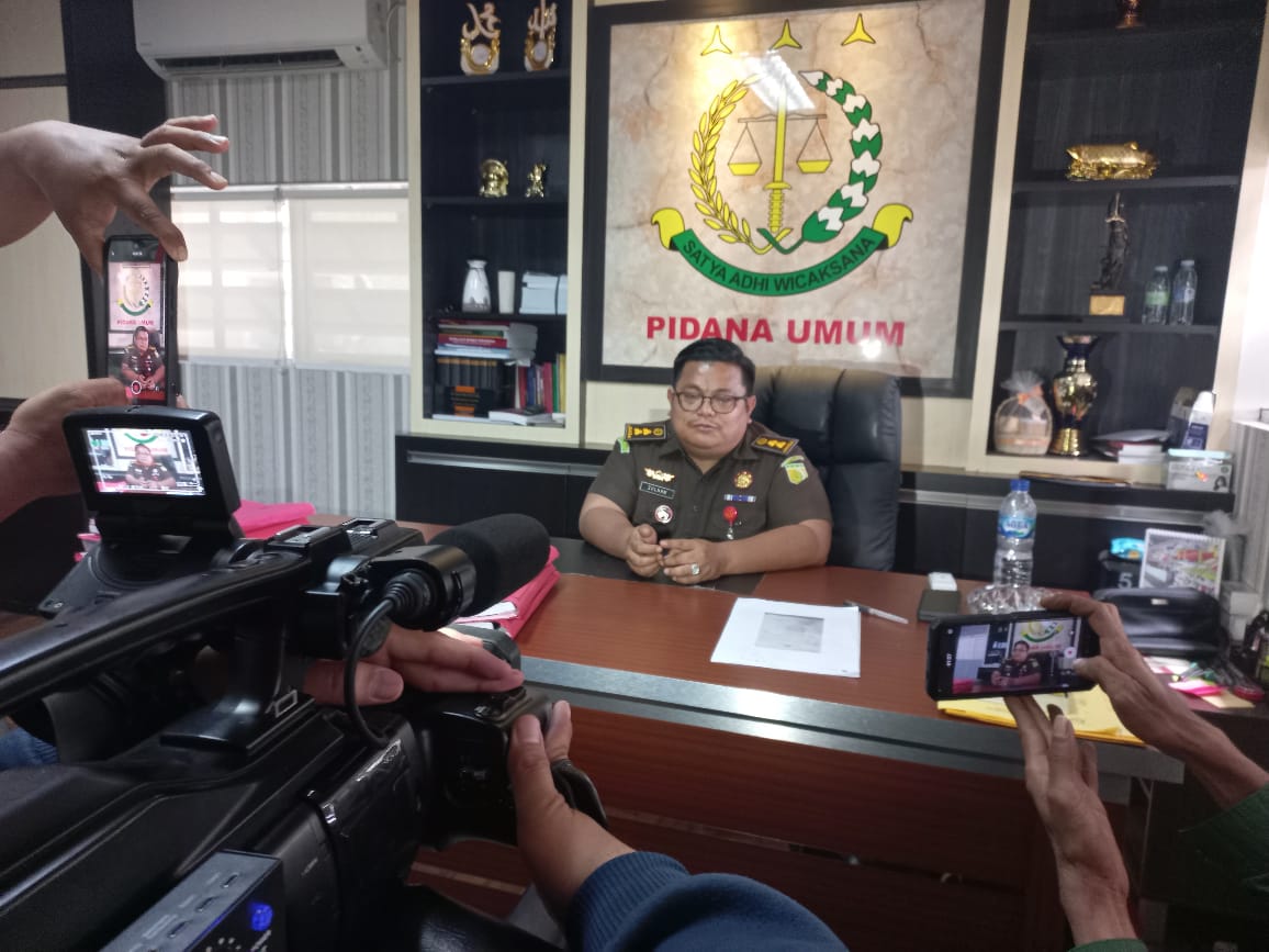 Lapor Pak Kejari !!! Hari Ini Tersangka Dugaan Percobaan Pembunuhan HS Penuhi Panggilan Jaksa Kepala Sesi Pidana Umum Kejaksaan Negeri Pekanbaru Zulham Pardamean Pane, SH ketika di wawancara awak media