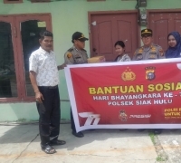 Peringati Hari Bhayangkara Ke-77, Polsek Siak Hulu Berikan Bansos Kepada Warga Kurang Mampu