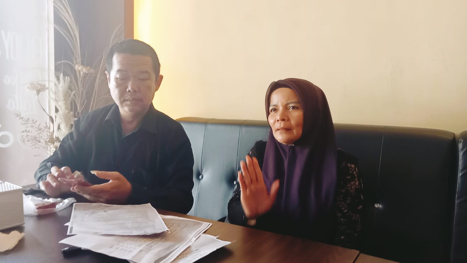 Babak Baru Ganti Rugi Waduk Perkantoran Tenayan Raya, Dugaan Keterlibatan Anggota DPRD dan Pejabat Pemko Pekanbaru Sebagai Mafia Tanah Anita Didampangi Suami Ketika Melakukan Konferensi Pers Bersama Media