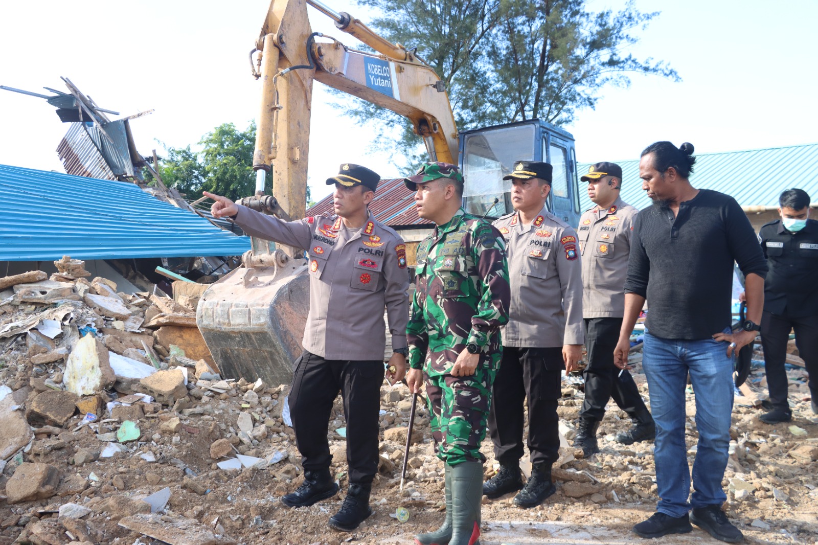 Akibat Melawan, 14 Orang Berhasil DI Ringkus Ketika Aparat Melakukan Penertiban Bangunan Ruli di Tangki 1000 Kampung Seraya Kota Batam