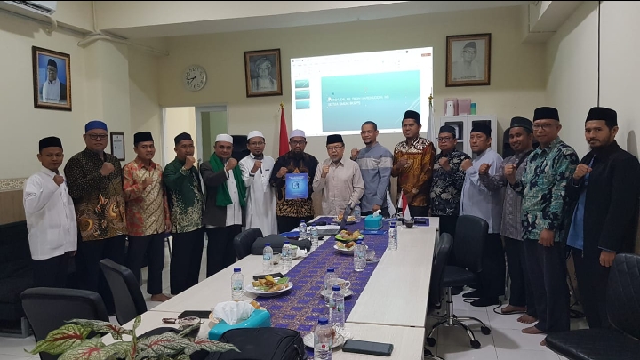Foto bersama saat pengukuhan pengurus Badan Kerja Sama Pondok Pesantren Indonesia (BKsPPI) Riau di Bogor, belum lama ini.