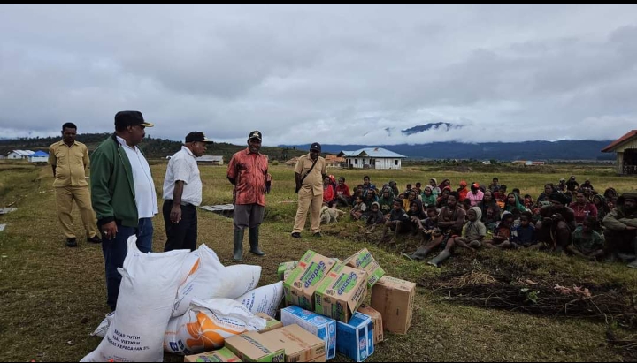 Kapolri Salurkan 264,7 Ton Beras dan 1.500 Sembako untuk Warga Papua