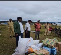 Kapolri Salurkan 264,7 Ton Beras dan 1.500 Sembako untuk Warga Papua