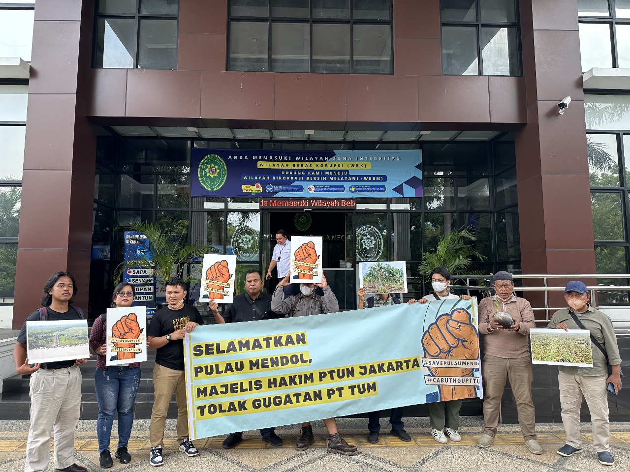 Masyarakat Pulau Mendol Lakukan Aksi Unjuk Rasa, Desak Majelis Hakim PTUN Jakarta Tolak Gugatan PT TUM Foto Dok Istimewa