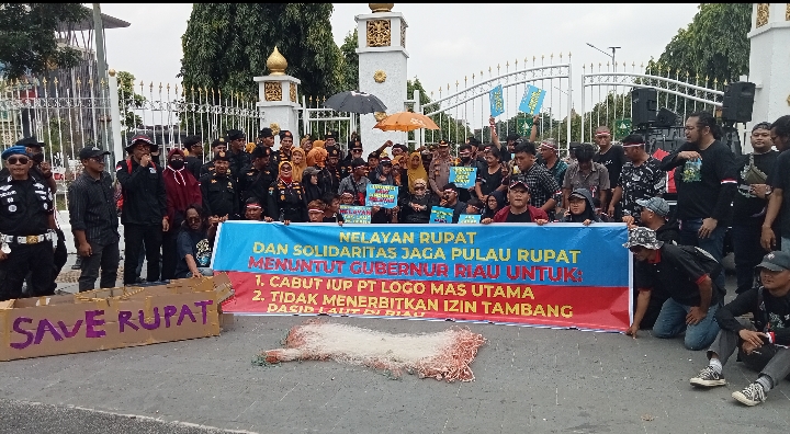 Massa Aksi dari Solidaritas Jaga Pulau Rupat Desak Gubernur Cabut IUP Tambang Pasir Laut PT Logomas Utama