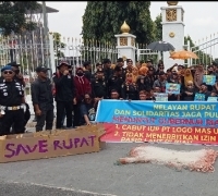 Massa Aksi dari Solidaritas Jaga Pulau Rupat Desak Gubernur Cabut IUP Tambang Pasir Laut PT Logomas Utama