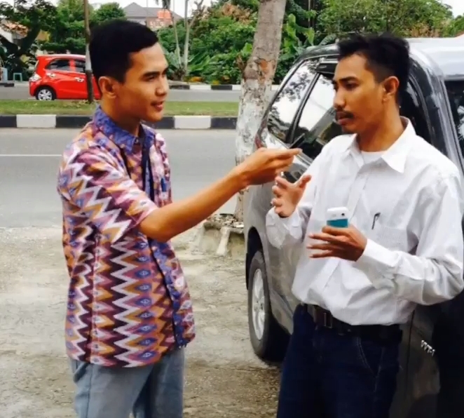 Foto Saya Bersama Pemimpin Redaksi Tabloid Riau Khatulistiwa Tahun 2013 Sarwan Kelana (Saat Ini Dia Pemilik Media Haluanpos.com)  Salfok Sama HP nya Masih Ngetren HP Merek Cina 