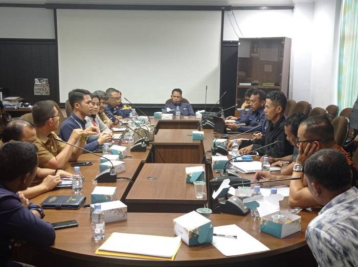Suasana hearing antara Komisi IV bersama Diskominfo, Dinas PUPR, Dishub, DLHK Kota Pekanbaru serta perusahaan jaringan telekomunikasi Telkomsel dan PLN.
