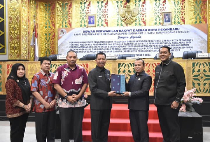 Foto Bersama Usai Rapat Paripurna