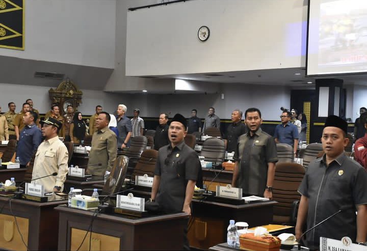 Anggota DPRD Kota Pekanbaru yang mengikuti Rapat Paripurna Penandatangan Kesepakatan Bersama (MoU)