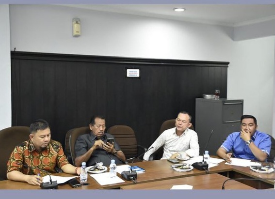 Jajaran Komisi IV Yang Fokus Mendengarkan Pemaparan Disdik