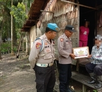 Polsek Rupat berikan Bantuan paket sembako sembari Sosialisasikan Pemilu Damai
