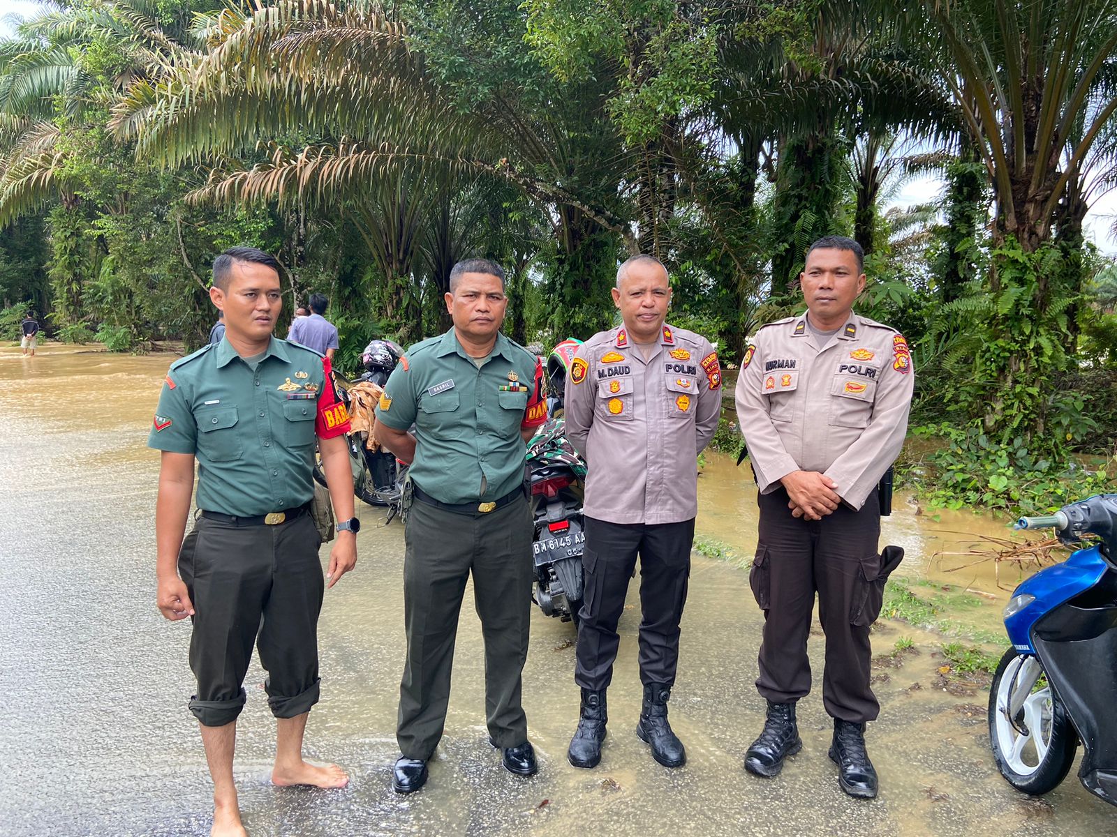 Kapolsek Kampar Kiri turun langsung melihat kondisi yang berdampak banjir.