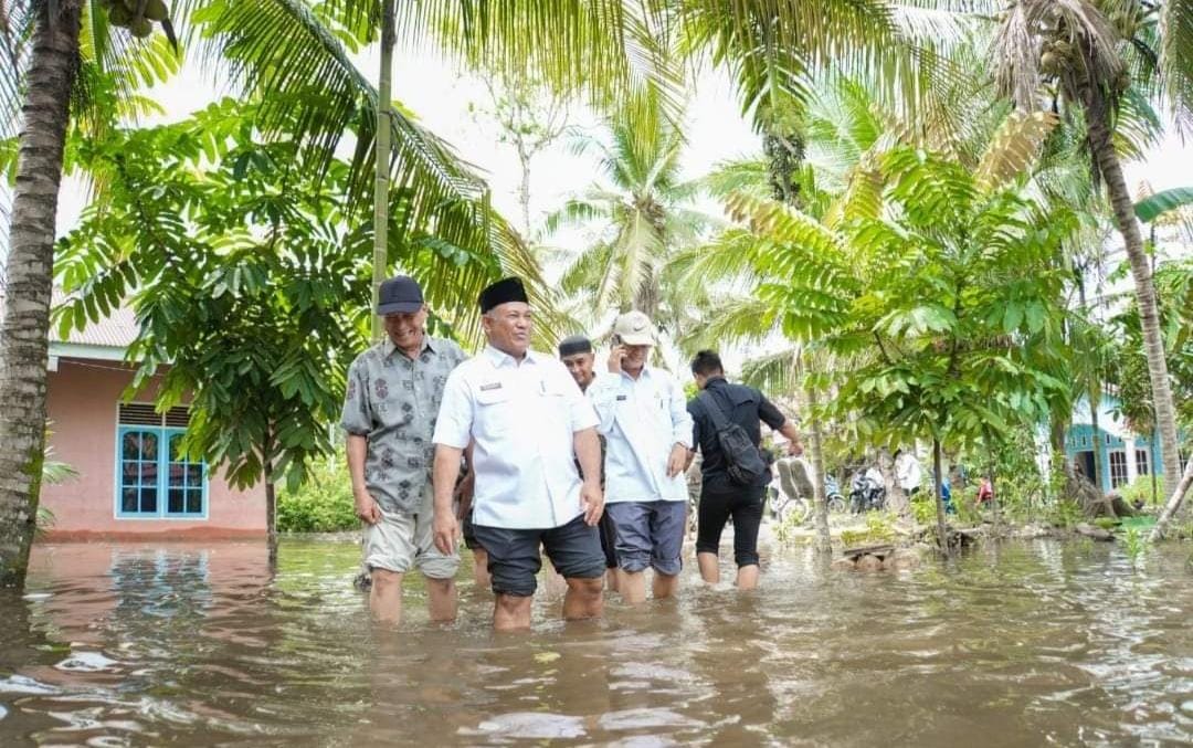 Plh. Sekda Kampar Drs. H. Yusri, M.Si beserta jajarannya meninjau langsung korban yang terdampak banjir Desa Gobah dan Desa Padang Luas.