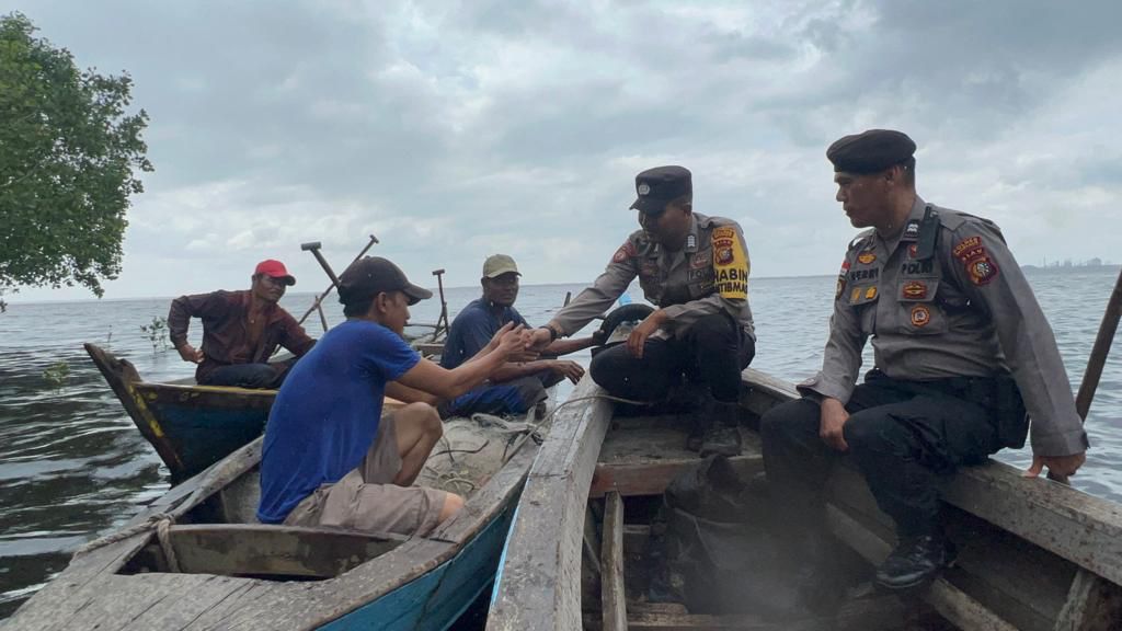 Tampak Polsek Rupat Bripka Angga Bayu Pratama bersama para nelayan jalin silaturahmi yang erat.