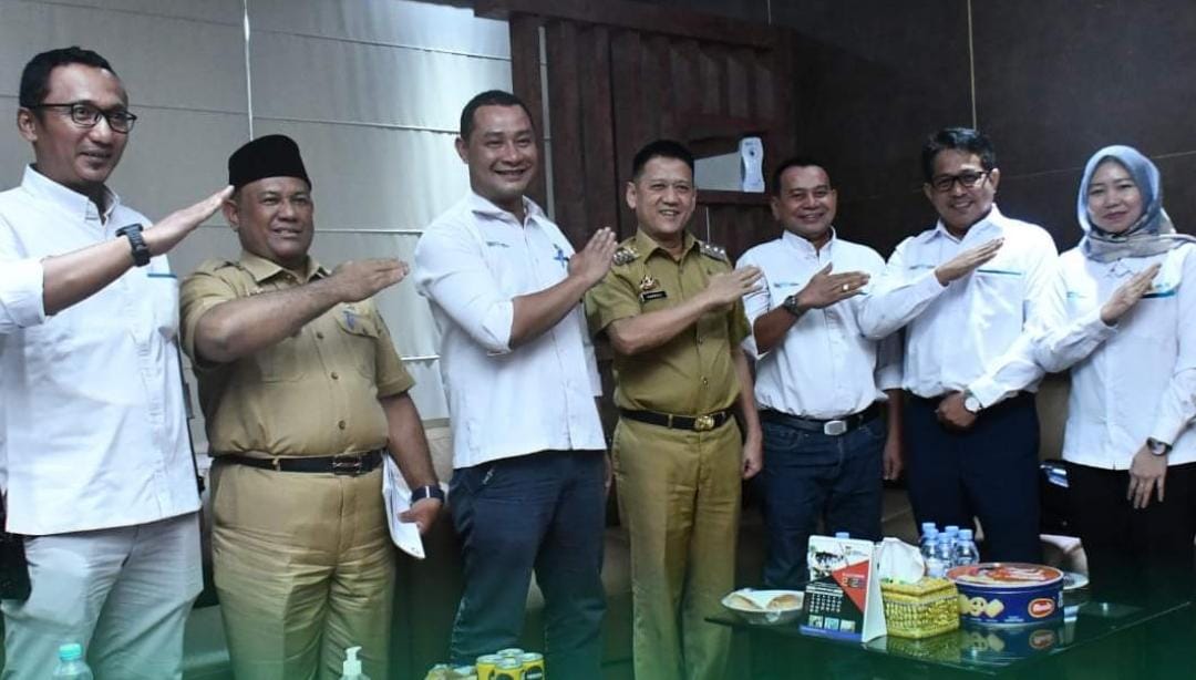 Foto bersama Pj Bupati Kampar bersama Manager PLN Bangkinang.
