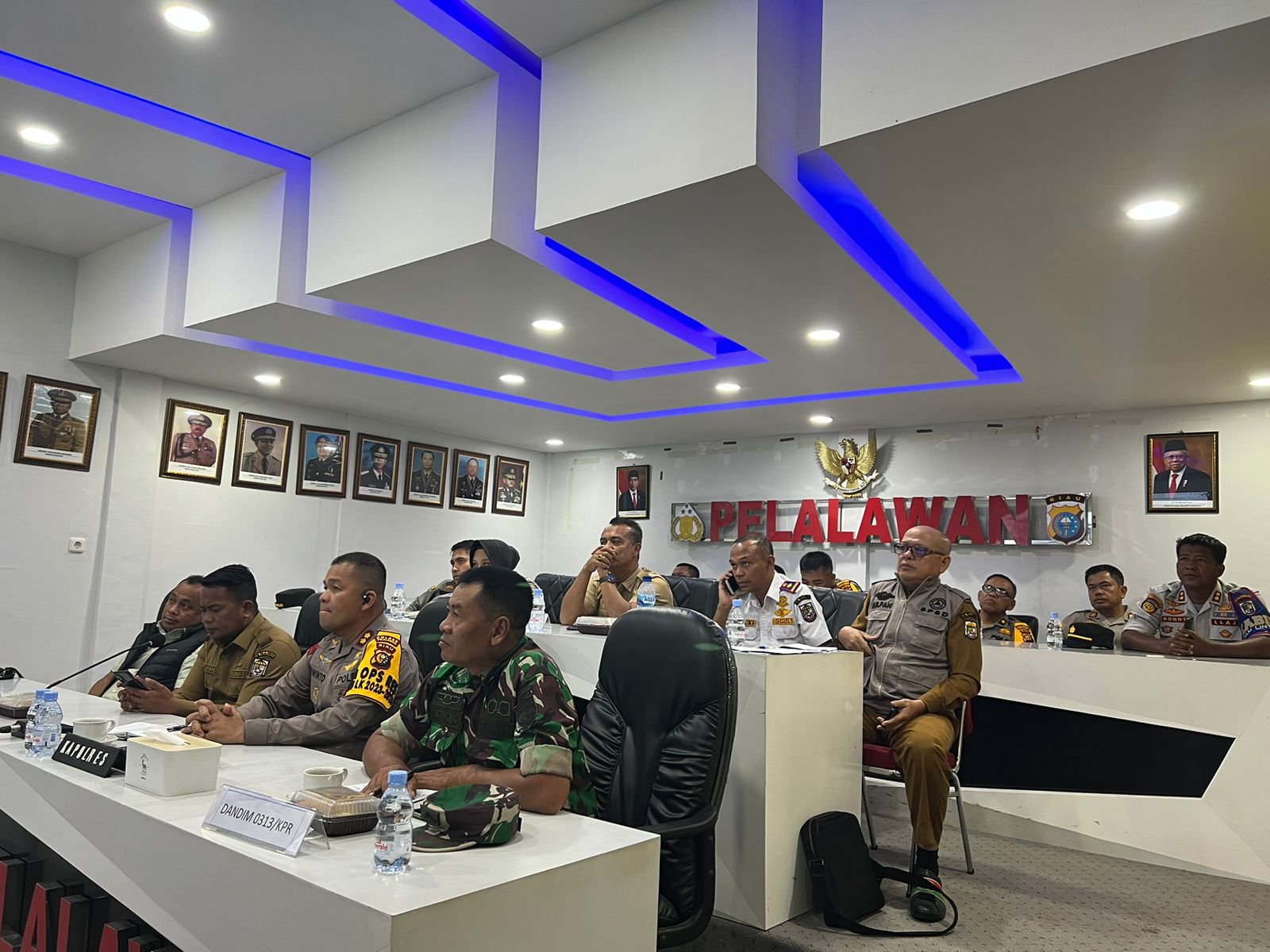 Vidcon Bersama Kapolda Riau, Bupati H Zukri SE Sampaikan Upaya Penanganan Banjir di Wilayah Pelalawan Bupati Pelalawan H. Zukri SE bersama rombongan tampak mengikuti Video Confrense dengan Forkopimda Riau.