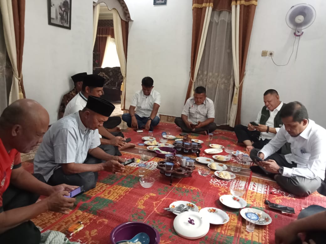 Kepala Dinas Pariwisata dan Kebudayaan Kabupaten Kampar Zamhur turun langsung ke Candi Muara Takus sekaligus bersilaturrahmi dengan Ninik Mamak serta Ketua Pemuda Desa Muara Takus, Kecamatan XIII Koto Kampar, Kabupaten Kampar, Rabu (10/01/2024) siang, ber