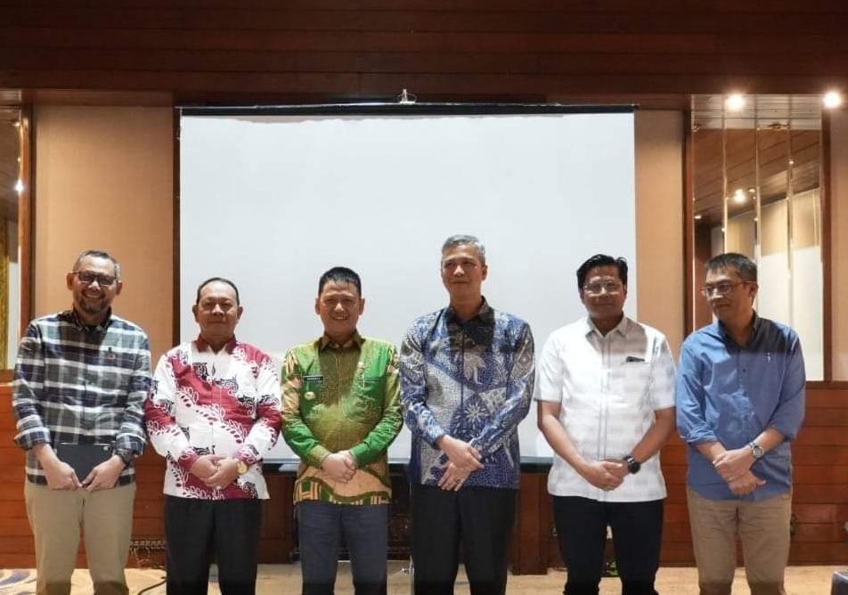 Pj Bupati Kampar Hambali SE MH yang didampingi Asisten II Bidang Ekonomi Pembangunan Kabupaten Kampar Suhermi ST menghadiri Rapat Umum Pemegang Saham (RUPS) PT. Bumi Siak Pusako (BSP), rapat ini di laksanakan di Sari Pan Pacific Hotel Jakarta, Kamis (11/0