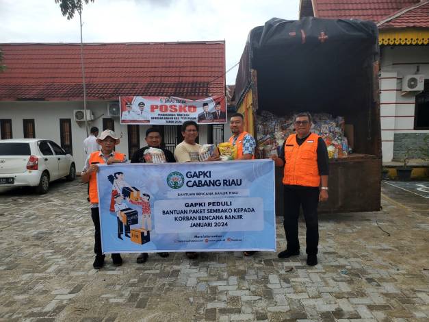 Gabungan Pengusaha Kelapa Sawit Indonesia (GAPKI) Provinsi Riau salurkan bantuan kepada korban banjir.