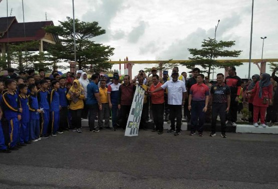 Pelepasan gerak jalan santai langsung dilakukan oleh Gubernur Kepri H.Ansar Ahmad SE.MN dalam rangka memperingati HUT PGRI ke 78 yang bertempat di Costal Area Kabupaten Karimun.