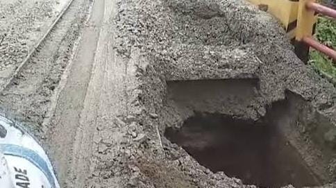 Kondisi jembatan Sei Solok Amblas.