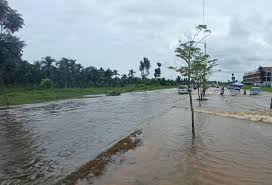 Akibat Banjir, Pemprov Riau Akan Perbaiki Jalan Sudirman Ujung Kondisi terkini genangan air di Jalan Sudirman Ujung Pekanbaru.