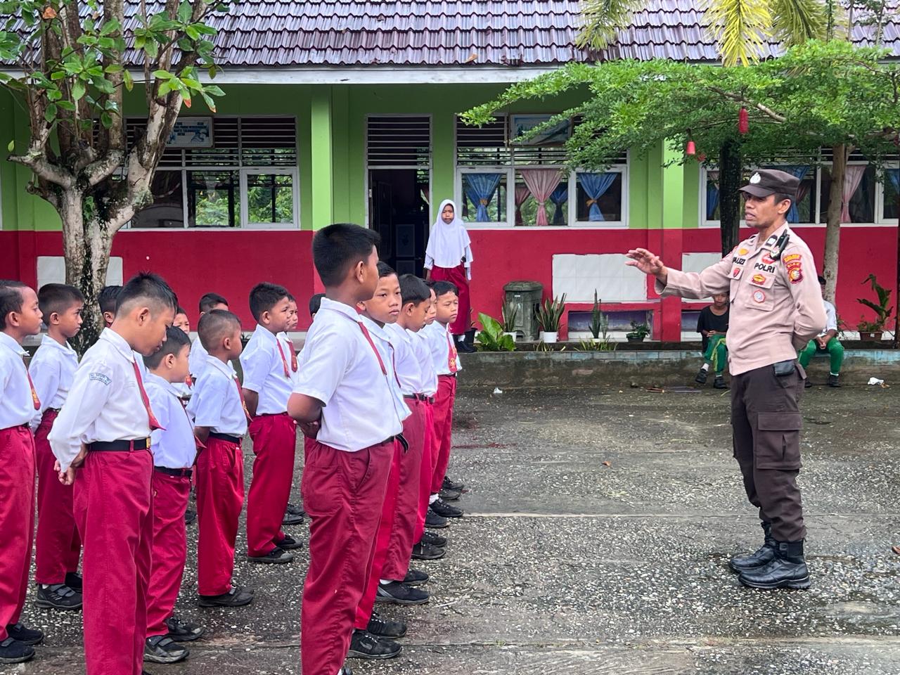 Polsek Rupat Gelar Program Bhabin Peduli Pelajar Polsek Rupat berikan edukasi kepada siswa/i di SDN 017 Kelurahan Terkul Kecamatan Rupat Kabupaten Bengkalis.