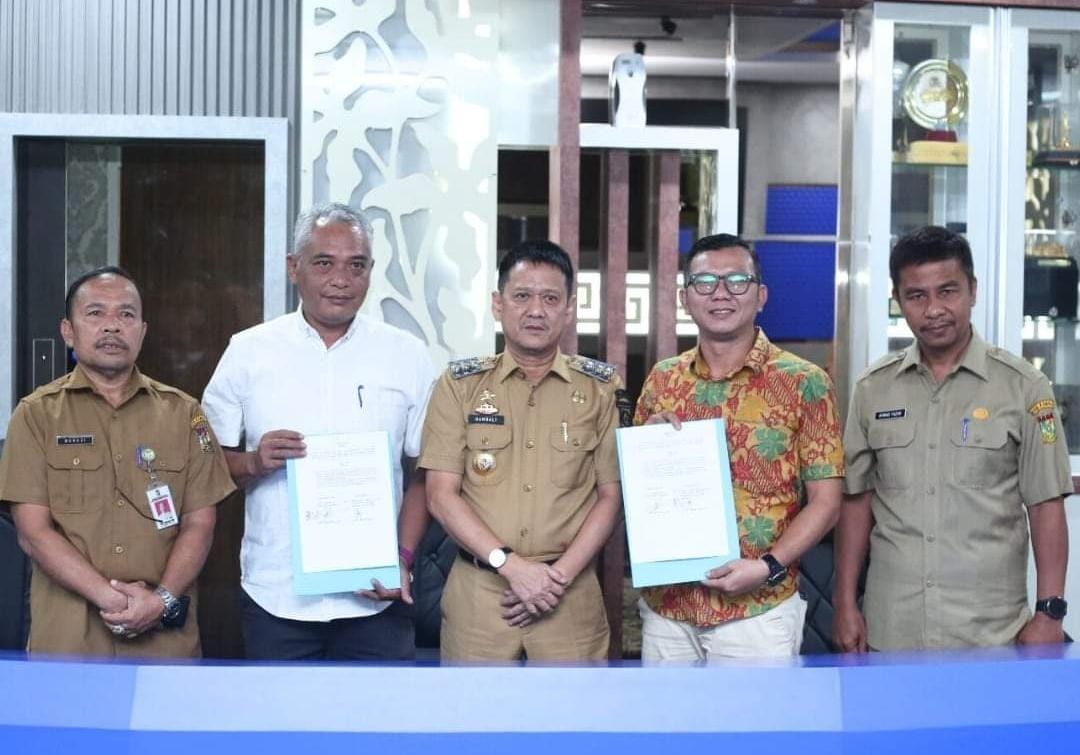 Didampingi Pj Bupati Kampar penandatanganan MoU antara FKDM (Forum Komunikasi Dalam Masyarakat) dan Bawaslu (Badan Pengawas Pemilihan Umum).