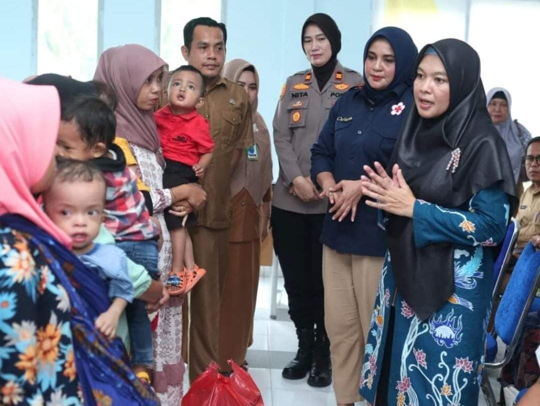 Ricana Djayanti Hambali salurkan bansos kepada anak stunting.