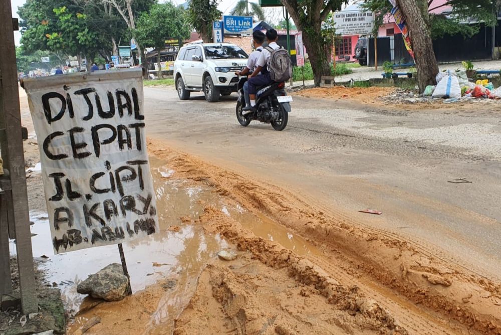 Jalan rusak daerah cipta karya.