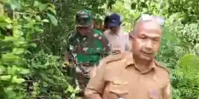Segera Terwujud, Pemasangan Kabel PLN Bawah Laut di Kuala Kampar Telusuri semak belukar bersama Camat Kuala Kampar.