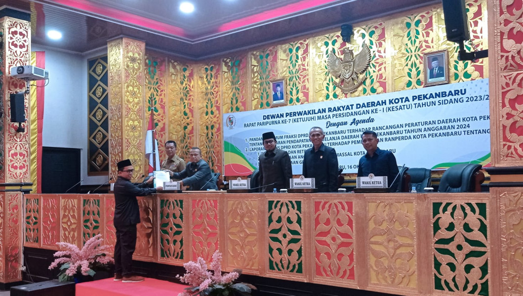 Paripurna Pandangan Fraksi R-APBD 2024, DPRD Minta Tingkatkan PAD Hingga Pastikan Gaji RT RW Penuh Dibayar