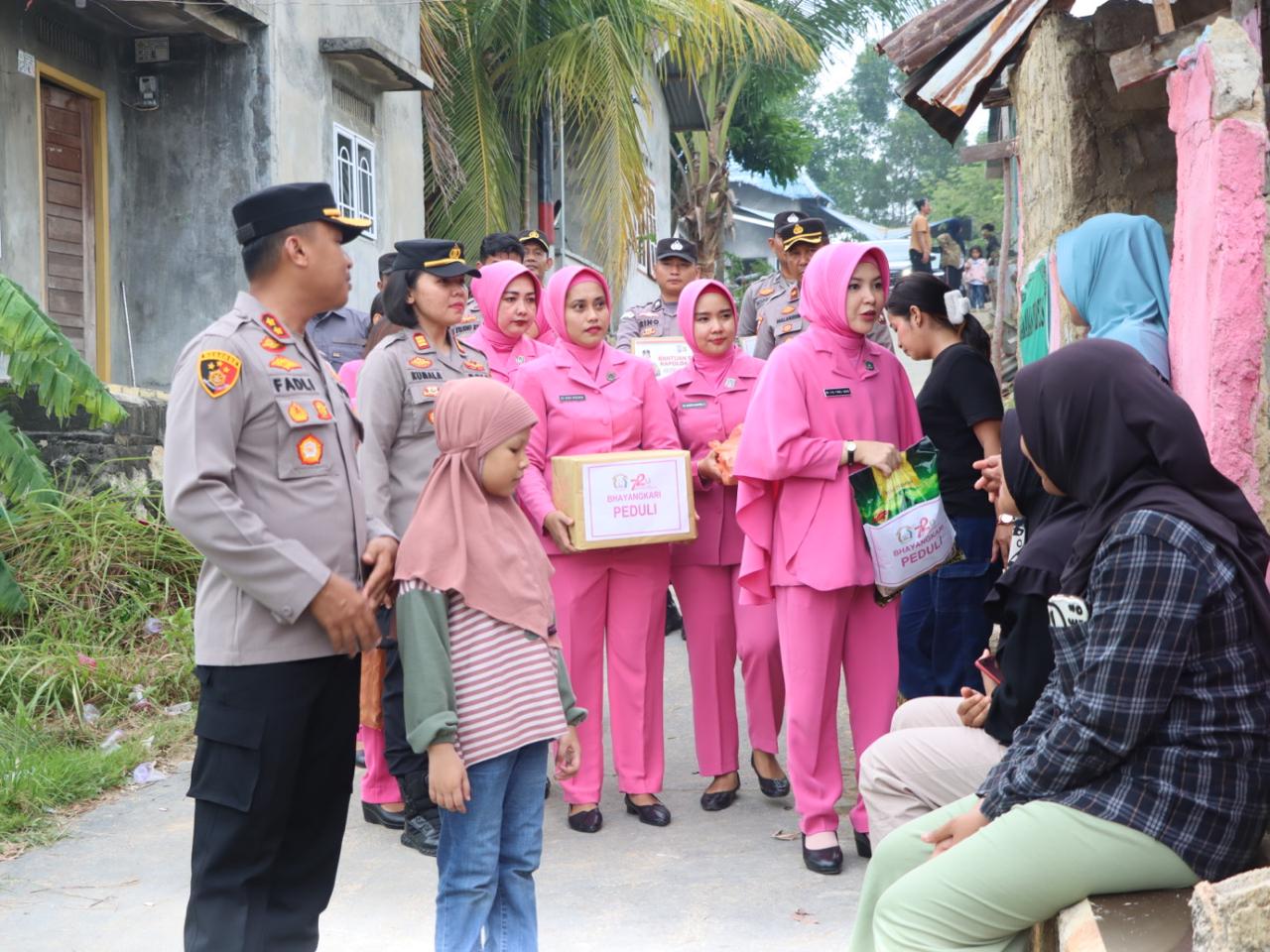 Kapolres Karimun Bersama Bhayangkari Berikan Bantuan Kapolda Kepri Kepada Korban Angin Puting Beliung