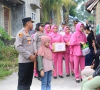 Kapolres Karimun Bersama Bhayangkari Berikan Bantuan Kapolda Kepri Kepada Korban Angin Puting Beliung
