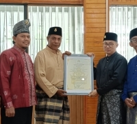 Sultan Siak XIII Menganugerahkan Darjah Mulia Kehormatan kepada Tuan Timotius Wijaya dengan Gelar Dato' Satria Bijuangsa Setia Diraja