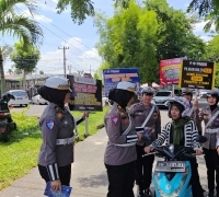 DITLANTAS POLDA RIAU EDUKASI PENGENDARA YANG MELINTAS DI BUNDARAN TUGU KERIS