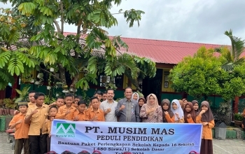Peduli Pendidikan, PT Musim Mas Salurkan Paket Perlengkapan Sekolah Kepada 480 Siswa di Desa Sekitar Perusahaan