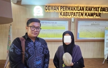 Istri SAH Oknum Guru  Di Kampar Angkat Bicara 